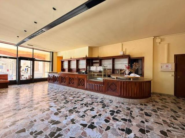 Locale Commerciale in affitto a Piemonte, Alessandria