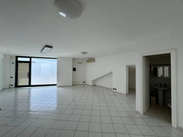 Locale Commerciale in affitto a Marche, Fermo