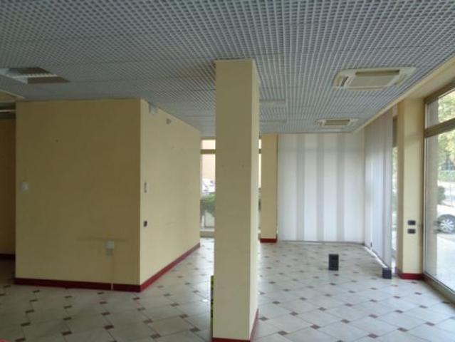 Locale Commerciale in affitto a Unione dei comuni del Distretto Ceramico, Fiorano Modenese