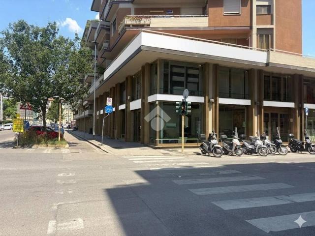 Locale Commerciale in affitto a Quartiere 2, Firenze