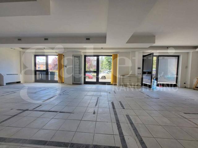 Locale Commerciale in affitto a Foligno, Umbria