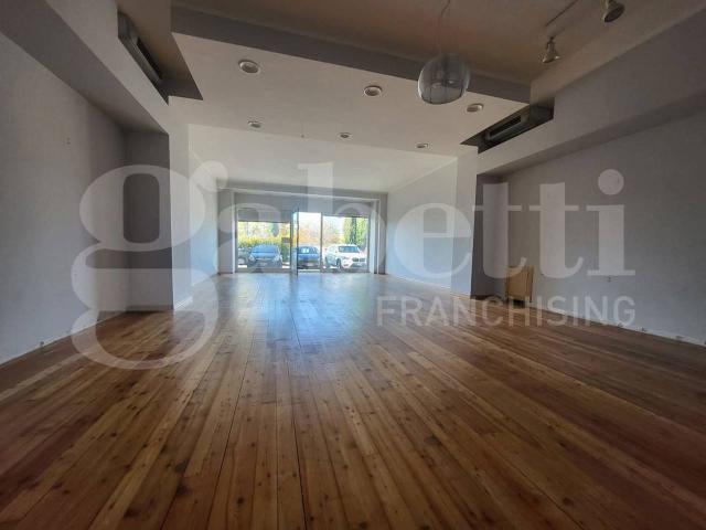 Locale Commerciale in affitto a Foligno, Umbria