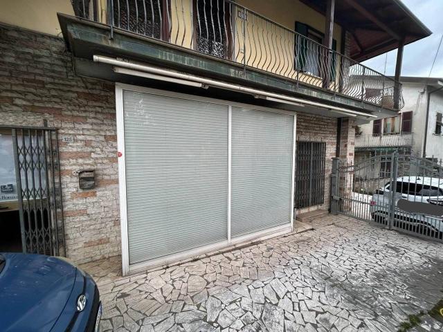 Locale Commerciale in affitto a Follo, Liguria