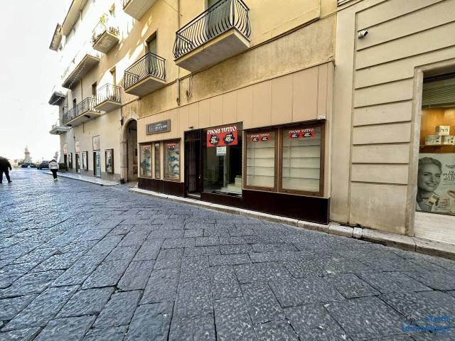 Locale Commerciale in affitto a Porta Vescovo, Salto Di Fondi
