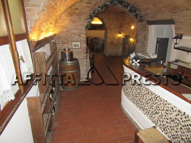 Locale Commerciale in affitto a Unione di Comuni della Romagna Forlivese, Quattro
