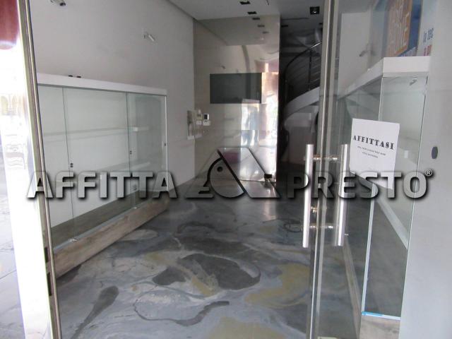 Locale Commerciale in affitto a Unione di Comuni della Romagna Forlivese, Quattro