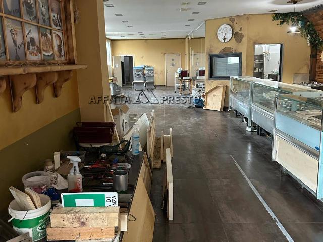 Locale Commerciale in affitto a Unione di Comuni della Romagna Forlivese, Quattro