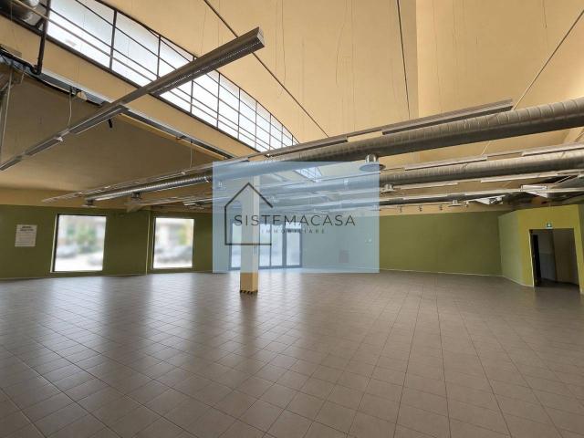 Locale Commerciale in affitto a Unione di Comuni della Romagna Forlivese, Quattro