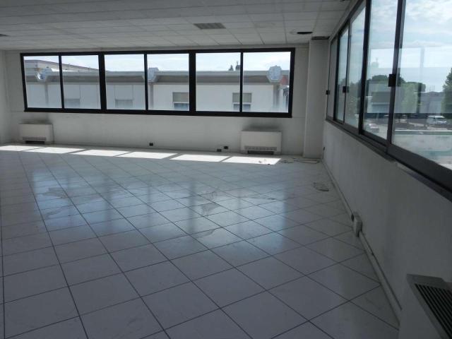 Locale Commerciale in affitto a Unione di Comuni della Romagna Forlivese, Quattro