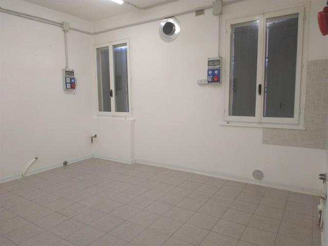 Locale Commerciale in affitto a Unione di Comuni della Romagna Forlivese, Quattro