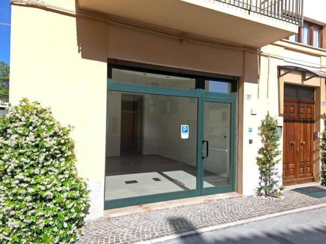Locale Commerciale in affitto a Sant'Antonio, Marche
