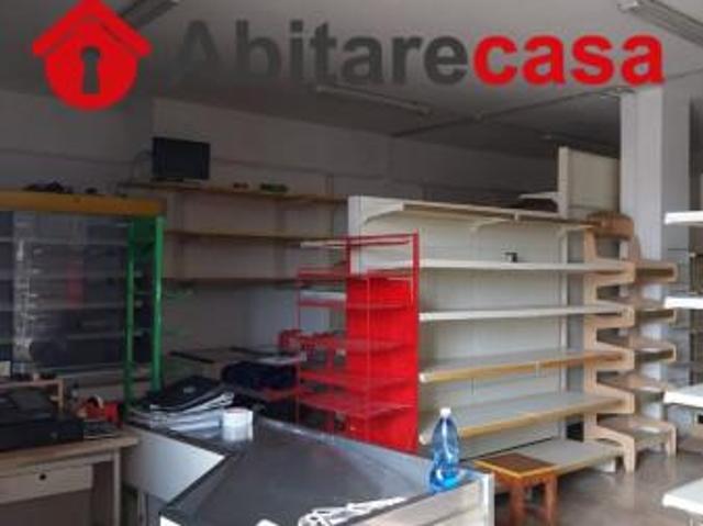 Locale Commerciale in affitto a Frignano, Campania