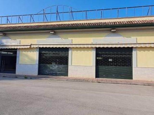 Locale Commerciale in affitto a Frosinone, Lazio
