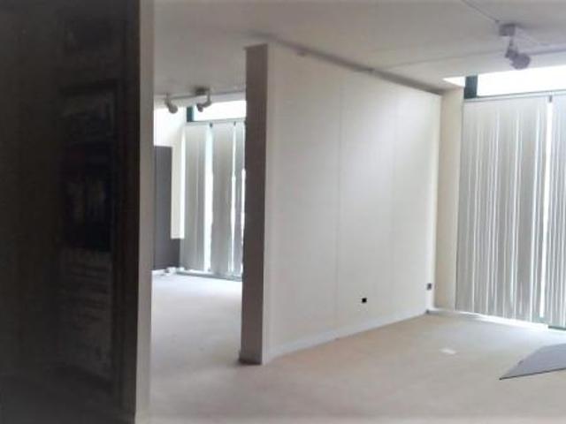 Locale Commerciale in affitto a Villaggio Sant'Andrea, Gallarate
