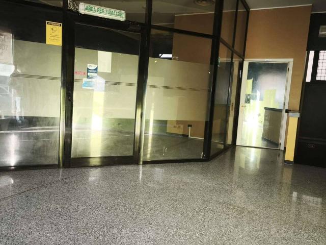 Locale Commerciale in affitto a Centro, Gallarate