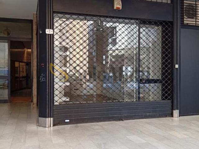 Locale Commerciale in affitto a Centro, Gallarate
