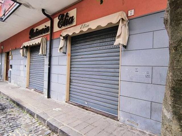 Locale Commerciale in affitto a Giffoni Valle Piana, Campania