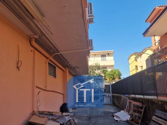 Locale Commerciale in affitto a Giugliano In Campania, Campania