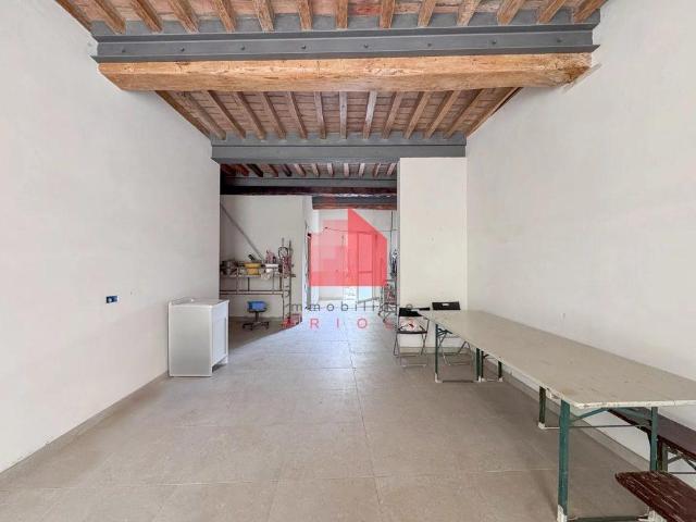 Locale Commerciale in affitto a Bondeno Di Gonzaga, Lombardia