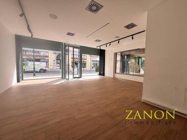 Locale Commerciale in affitto a Sant'Anna / Sveta Ana, Gorizia