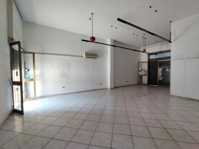 Locale Commerciale in affitto a Puglia, Taranto