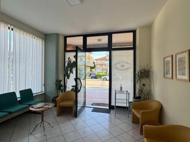 Locale Commerciale in affitto a Marche, Fermo