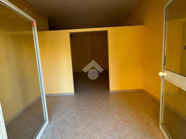 Locale Commerciale in affitto a Zona Maddalena, Grumo Nevano
