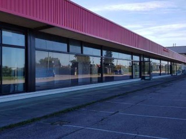 Locale Commerciale in affitto a Bassa Reggiana, Re