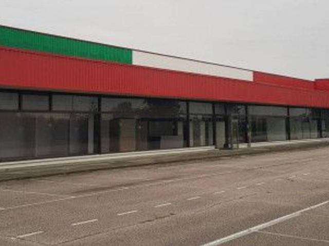 Locale Commerciale in affitto a Bassa Reggiana, Re