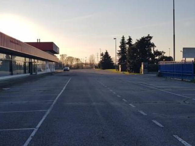 Locale Commerciale in affitto a Bassa Reggiana, Re