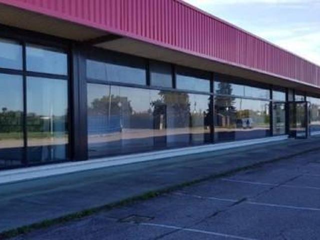 Locale Commerciale in affitto a Bassa Reggiana, Re
