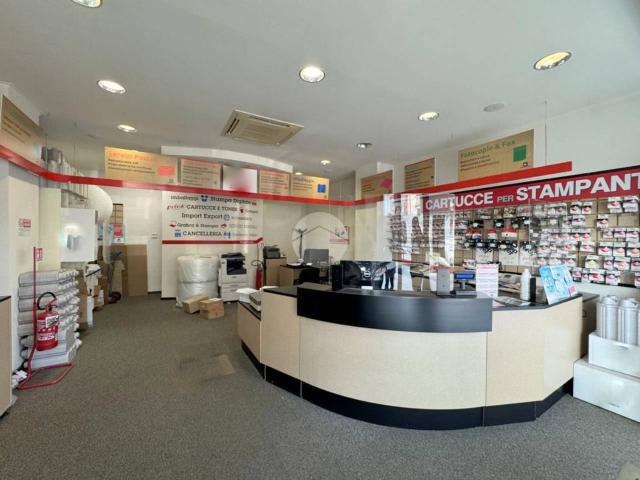 Locale Commerciale in affitto a Sale, Gussago