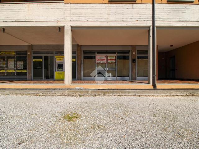 Locale Commerciale in affitto a Comunità montana della Valle Sabbia, Idro