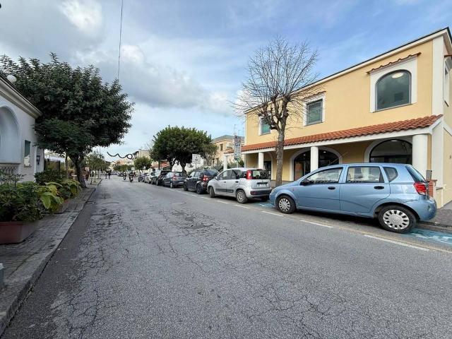 Locale Commerciale in affitto a Ischia, Campania