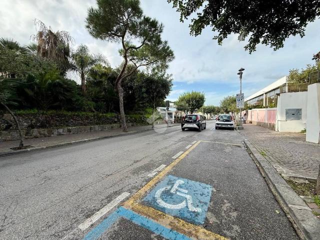 Locale Commerciale in affitto a Ischia, Campania