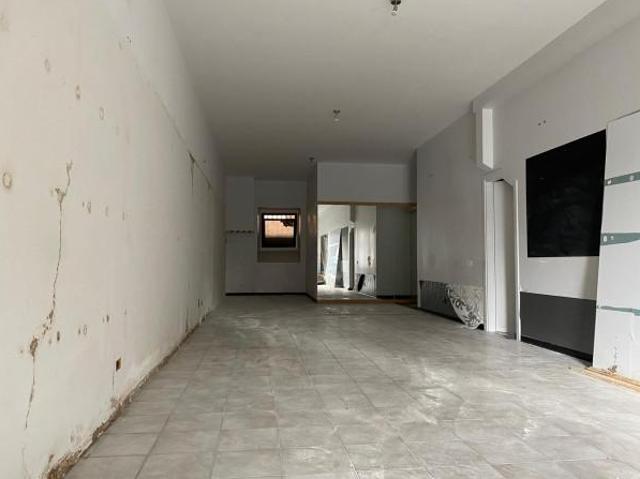 Locale Commerciale in affitto a Isernia, Molise