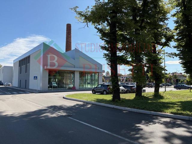 Locale Commerciale in affitto a Ispra, Lombardia