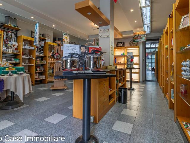Locale Commerciale in affitto a Borghetto, Piemonte