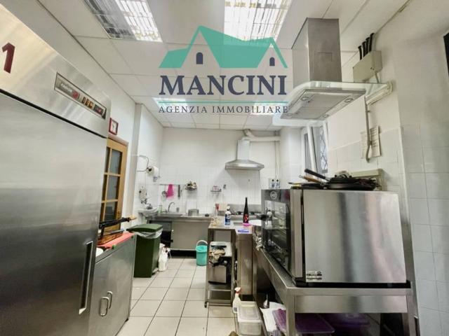 Locale Commerciale in affitto a Marche, Ancona