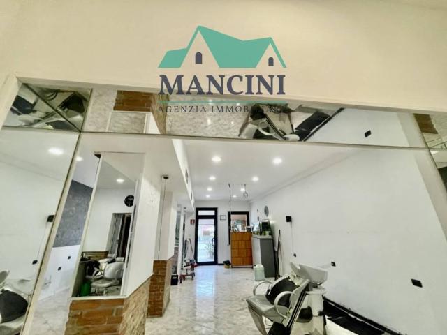 Locale Commerciale in affitto a Marche, Ancona