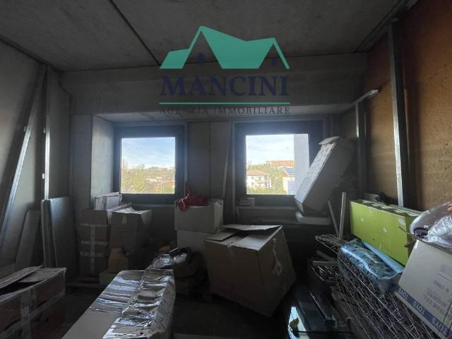 Locale Commerciale in affitto a Marche, Ancona