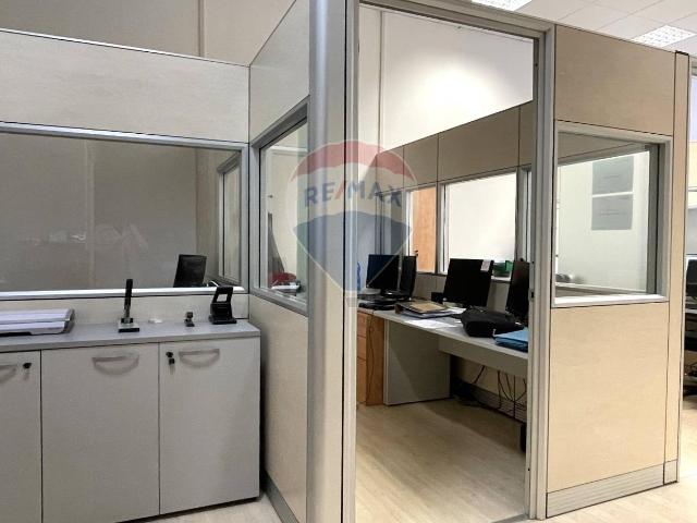 Locale Commerciale in affitto a Marche, Ancona