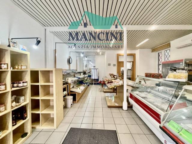 Locale Commerciale in affitto a Marche, Ancona