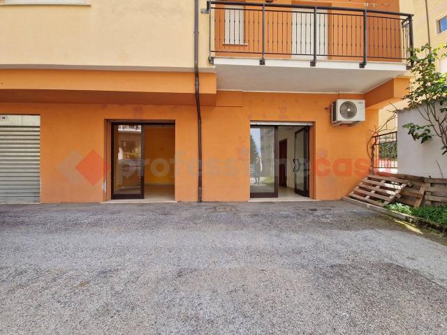 Locale Commerciale in affitto a Santa Barbara, Tornimparte