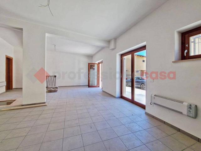 Locale Commerciale in affitto a Tornimparte, Abruzzo