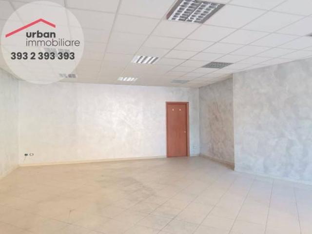 Locale Commerciale in affitto a Torrione, Tornimparte