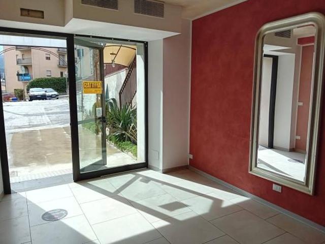 Locale Commerciale in affitto a Torrione, Tornimparte