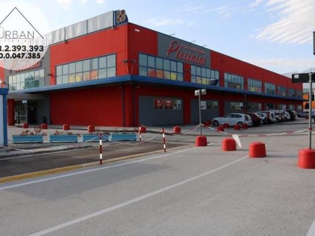 Locale Commerciale in affitto a Tornimparte, Abruzzo