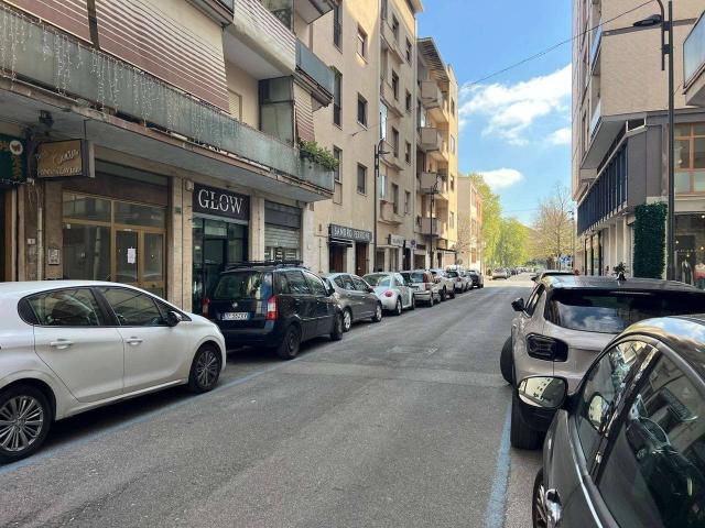 Locale Commerciale in affitto a Latina, Lazio