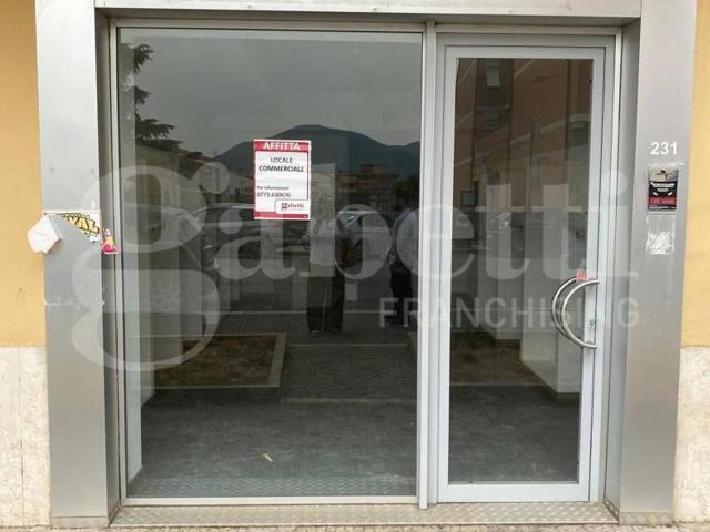 Locale Commerciale in affitto a Latina, Lazio